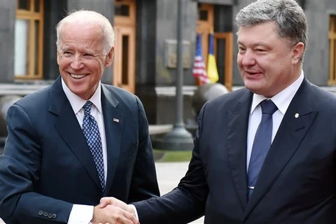 Tổng thống Ukraine Petro Poroshenko (phải) và Phó Tổng thống Mỹ Joe Biden. (Nguồn: AFP)