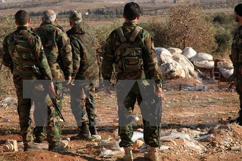 Binh sỹ Syria đẩy lui một cuộc tấn công của IS gần sân bay Deir al-Zor. (Nguồn: AFP/TTXVN)