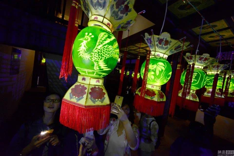 Nhiều du khách thích thú khi được tận mắt thấy những chiếc đèn lồng đặc biệt. (Nguồn: CCTV)