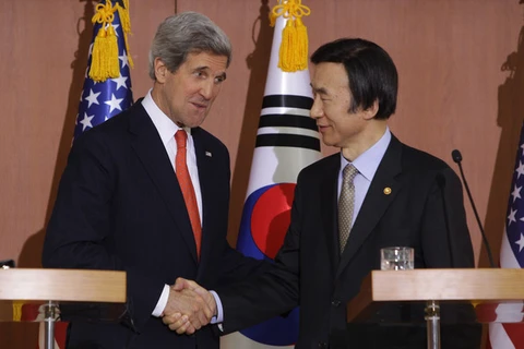 Ngoại trưởng Hàn Quốc Yun Byung-se và người đồng cấp Mỹ John Kerry. (Nguồn: Getty)