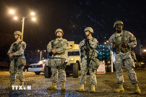 Cảnh sát được tăng cường để đảm bảo an ninh ở Charlotte ngày 22/9. (Nguồn: AFP/TTXVN)
