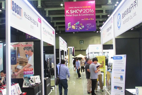 Các khách hàng tham quan triển lãm K-Shop 2016. (Ảnh: PV/Vietnam+)