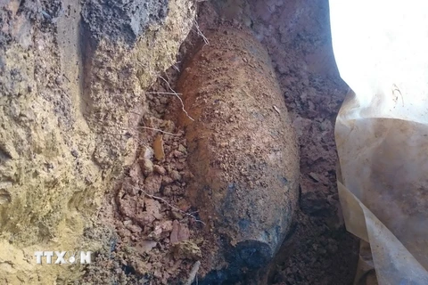 Quả bom được phát hiện trong quá trình thi công móng nhà của gia đình bà Nguyễn Thị Chín. (Ảnh: Nguyễn Dũng/TTXVN)