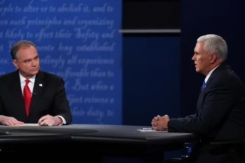 Hai ứng viên Phó Tổng thống Mỹ Tim Kaine (trái) và Mike Pence tại cuộc tranh luận. (Nguồn: usatoday.com)