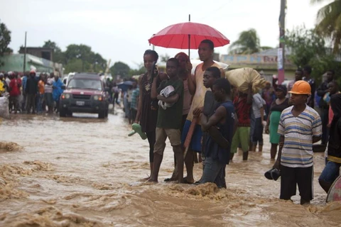 Người dân ở Leogane, Haiti đối phó với ảnh hưởng của cơn bão Matthew. (Nguồn: AP)