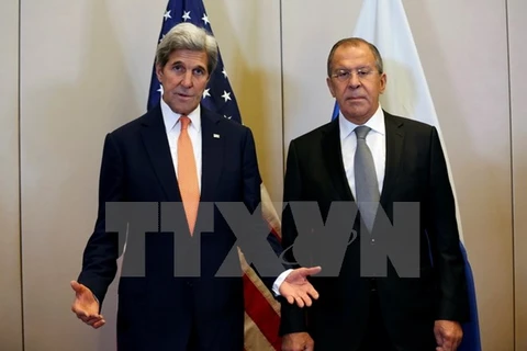 Ngoại trưởng Nga Sergei Lavrov (phải) và Ngoại trưởng Mỹ John Kerry trong cuộc gặp tại Geneva, Thụy Sĩ ngày 9/9. (Nguồn: AFP/TTXVN)