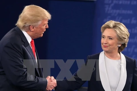 Ứng cử viên tranh cử Tổng thống Mỹ của Đảng Dân chủ Hillary Clinton (phải) và ứng viên Donald Trump của Đảng Cộng hòa. (Nguồn: AFP/TTXVN)