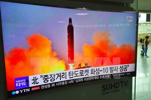 Bản tin về vụ phóng thử tên lửa tầm trung Musudan của Triều Tiên được phát tại nhà ga ở thủ đô Seoul, Hàn Quốc ngày 23/6. (Nguồn: AFP/TTXVN)