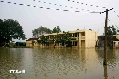 Trường học tại xã Long Thành, huyện Yên Thành, Nghệ An vẫn ngập sâu trong nước, học sinh không thể tới trường. (Ảnh: Thanh Tùng/TTXVN)