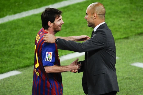 Pep Guardiola và người học trò cũ Messi. (Nguồn: skysports.com)