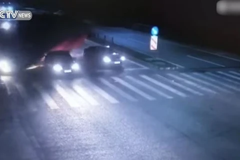 [Video] Lái xe taxi chết oan uổng vì dừng lại chờ đèn đỏ