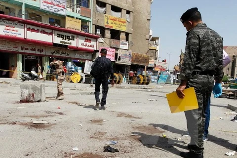 Cảnh sát Iraq điều tra tại hiện trường một vụ đánh bom liều chết ở Baghdad. (Nguồn: AFP/TTXVN)