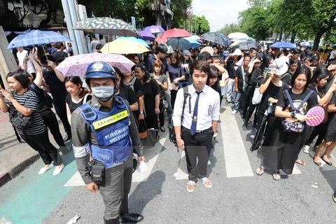 Người dân Thái Lan đến viếng Nhà vua Bhumibol Adulyadej tại Hoàng cung ở thủ đô Bangkok ngày 15/10. (Nguồn: THX/TTXVN)