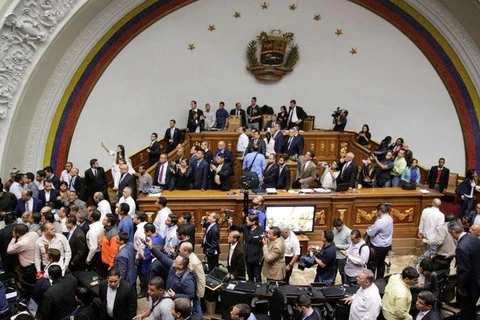 [Video] Phe ủng hộ Tổng thống Venezuela tràn vào trụ sở Quốc hội