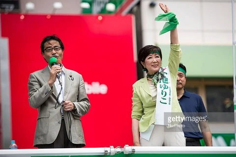 Ông Masaru Wakasa (trái) trong một bài phát biểu vận động tranh cử. (Nguồn: Getty)