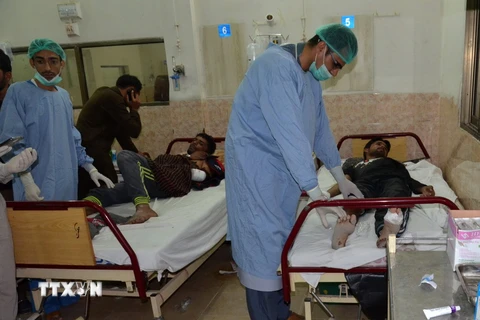 Điều trị cho các học viên bị thương trong vụ tấn công của các tay súng vào Trường Cao đẳng cảnh sát Balochistan tại bệnh viện ở Quetta ngày 24/10. (Nguồn: EPA/TTXVN)