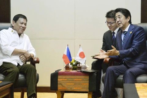 Thủ tướng Nhật Bản Shinzo Abe (phải) và Tổng thống Philippines Rodrigo Duterte. (Nguồn: KYODO)