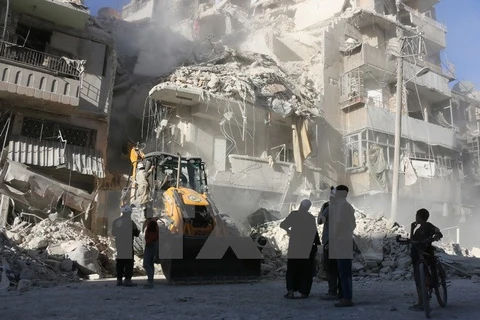 Cảnh đổ nát sau cuộc không kích tại khu vực Tariq a-Bab, Aleppo ngày 24/9. (Nguồn: AFP/TTXVN)