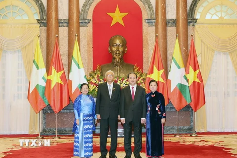 Chủ tịch nước Trần Đại Quang và Phu nhân chụp ảnh chung với Tổng thống Htin Kyaw và Phu nhân tại lễ đón. (Ảnh: Nhan Sáng-/TTXVN)
