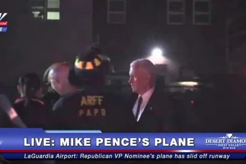Ông Mike Pence thở phào sau sự cố. (Nguồn: Twitter)