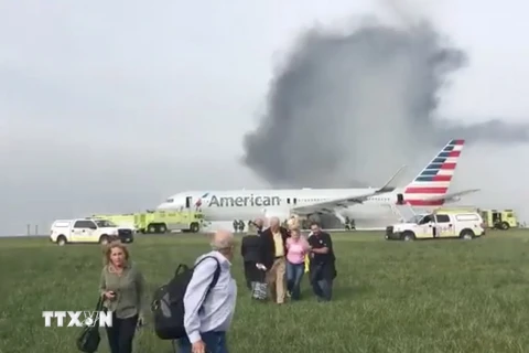 Hiện trường vụ cháy máy bay tại sân bay quốc tế O'Hare ngày 28/10. (Nguồn: EPA/TTXVN)