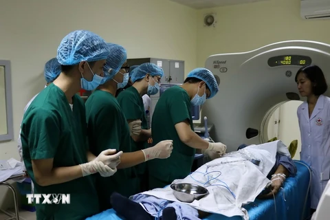Y, bác sỹ Bệnh viện Đa khoa tỉnh Bắc Ninh thực hiện kỹ thuật đốt sóng cao tần trong điều trị ung thư gan cho một bệnh nhân. (Ảnh: Thanh Thương/TTXVN)