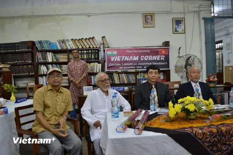 Công sứ Trần Quang Tuyến phát biểu tại lễ khai trương Góc sách ở trường Đại học Jadavpur. (Ảnh: Đăng Chính/Vietnam+)