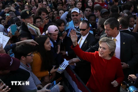 Ứng cử viên đảng Dân chủ Hillary Clinton trong cuộc vận động tranh cử tại Đại học Pittsburgh ở thành phố Pittsburgh thuộc bang Pennsylvania ngày 7/11. (Nguồn: AFP/TTXVN)