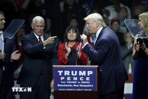 Ứng viên Tổng thống Donald Trump (phải) và Thống đốc bang Indiana Mike Pence (trái) trong cuộc vận động tranh cử ở Manchester, New Hampshire, Mỹ ngày 7/11. (Nguồn: AP/TTXVN)