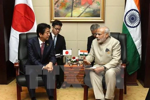 Thủ tướng Nhật Bản Shinzo Abe (trái) và Thủ tướng Ấn Độ Narendra Modi (phải) trong cuộc gặp bên lề Hội nghị thượng đỉnh ASEAN và các hội nghị liên quan tại Vientiane, Lào, ngày 7/9. (Nguồn: Kyodo/TTXVN)