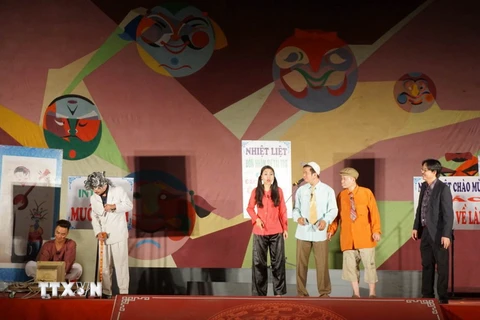 Các diễn viên Nhà hát Tuổi Trẻ diễn vở hài kịch Internet về làng. (Ảnh: Diệp Trương/TTXVN)