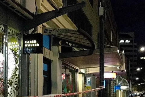 Cửa kính tại một nhà hàng ở Christchurch vỡ vụn. (Nguồn: Daily Mail)