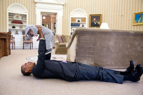 Ông Obama chơi đùa cùng bé Ella Rhodes, con gái của Phó cố vấn An ninh quốc gia Ben Rhodes tại Nhà Trắng. (Ảnh: PETE SOUZA)