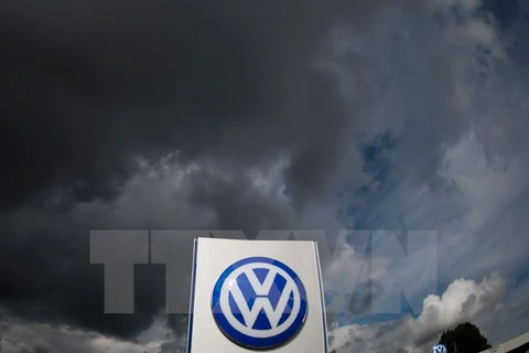 Logo của hãng Volkswagen tại một nhà máy ở Wolfsburg, Đức. (Nguồn: EPA/TTXVN)