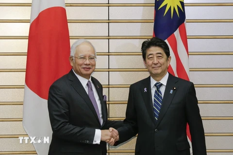 Thủ tướng Nhật Bản Shinzo Abe (phải) và Thủ tướng Malaysia Najib Razak. (Nguồn: THX/TTXVN)