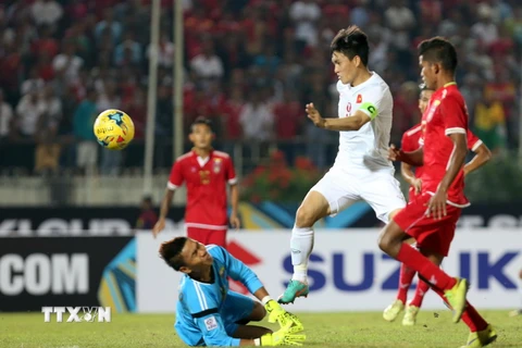 Công Vinh tỏa sáng với bàn thắng ấn định chiến thắng 2-1 trước đội Myanmar. (Ảnh: TTXVN)