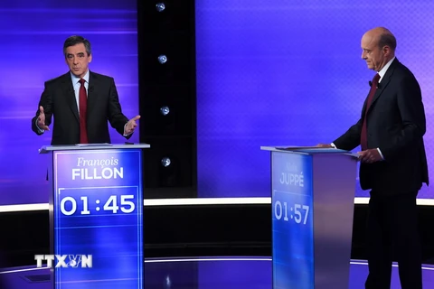 Cựu Thủ tướng François Fillon (trái) và ông Alain Juppé. (Nguồn: AP/TTXVN) 