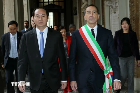 Chủ tịch nước Trần Đại Quang gặp Thị trưởng Milan Giuseppe Sala. (Ảnh: Nhan Sáng/TTXVN)