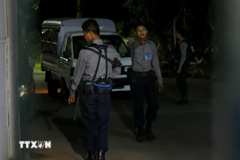 Cảnh sát Myanmar phong tỏa hiện trường vụ nổ tại tòa nhà chính quyền ở Yangon tối 25/11. (Nguồn: EPA/TTXVN)