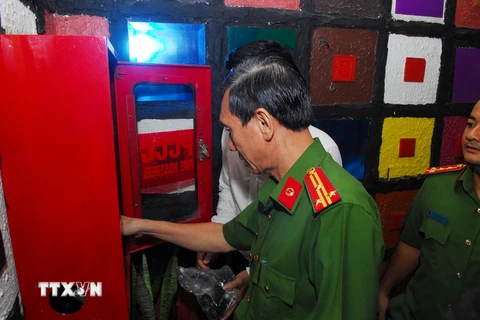 Đoàn kiểm tra dịch vụ kinh doanh karaoke Nice ở số 340 đường Nguyễn Thị Minh Khai, Phường 5, Quận 3 phát hiện còn một số vi phạm về phòng cháy, chữa cháy. (Ảnh: Mạnh Linh/TTXVN)