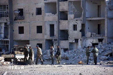 Lực lượng ủng hộ Chính phủ Syria làm nhiệm vụ tại khu vực Masaken Hanano trong chiến dịch giành lại thành phố Aleppo ngày 27/11. (Nguồn: AFP/TTXVN)