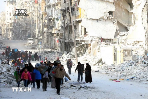 Người dân Syria sơ tán khỏi khu vực phía đông thành phố Aleppo ngày 29/11. (Nguồn: EPA/TTXVN)