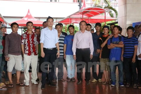 Cán bộ Đại sứ quán Việt Nam tại Indonesia tiễn các ngư dân tại sân bay. (Ảnh: Trần Chiến/Vietnam+)