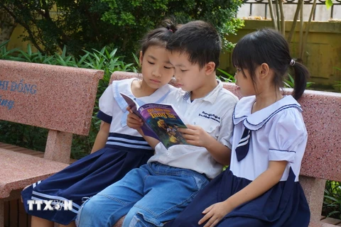 Các em học sinh trực tiếp trao đổi bài học với nhau tại Thư viện xanh. (Ảnh: Diệp Trương/TTXVN)