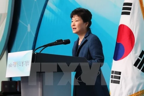 Tổng thống Park Geun-hye phát biểu tại một buổi lễ ở Busan. (Ảnh: EPA/ Yonhap/TTXVN)