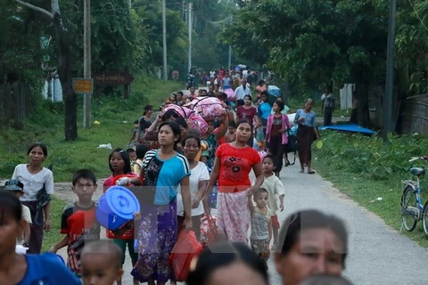 Người dân sơ tán khỏi Rakhine sau vụ tấn công tại Maungdaw ngày 13/10. (Nguồn: AFP/TTXVN) 