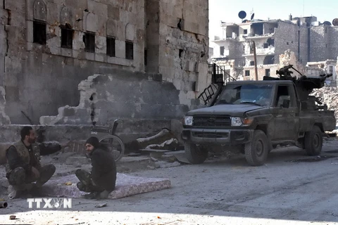 Quân đội Chính phủ Syria tuần tra tại Bab al-Nairab, Aleppo ngày 10/12. (Nguồn: AFP/TTXVN)