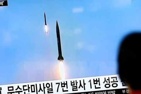 Bản tin truyền hình Hàn Quốc về vụ thử tên lửa của Triều Tiên, tại một nhà ga ở thủ đô Seoul, Hàn Quốc ngày 16/10. (Nguồn: EPA/TTXVN)