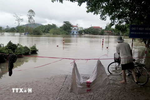 Đập trần Bến Ngựa nối xã Nhơn Hưng với xã An Nhơn, thị xã An Nhơn đã bị nước lũ chia cắt. (Ảnh: Viết Ý/TTXVN)