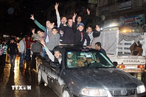 Người dân Syria vui mừng sau khi thành phố Aleppo được giải phóng ngày 12/12. (Nguồn: EPA/TTXVN)